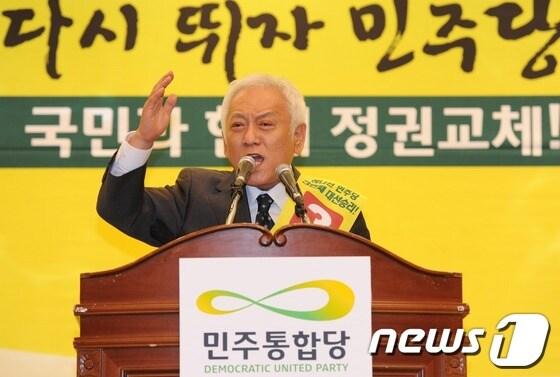 본문 이미지 - 민주통합당 김한길 당대표 후보가 지난달 31일 전북 전주시 웨딩캐슬에서 열린 전북도당 임시대의원대회 및 당대표·최고위원 선출대회에서 정견 발표를 하고 있다. 2012.5.31/뉴스1 © News1 오대일 기자