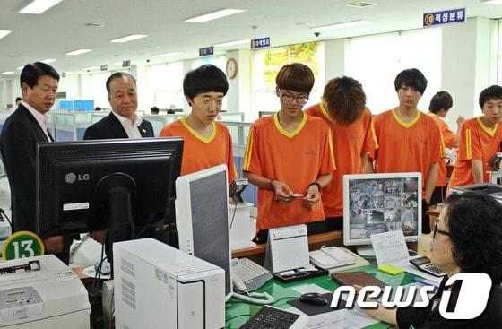 본문 이미지 - 지난 2012년 5월31일 오전 대전충남지방병무청에서 신체검사를 하는 모습.&#40;병무청 제공&#41; 2012.5.31/뉴스1 © News1   이동원 기자