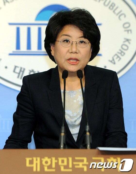 본문 이미지 - 새누리당 이혜훈 의원이 4일 오후 서울 여의도 국회에서 전당대회 출마 기자회견을 열고 있다. 2012.5.4/뉴스1 © News1 양동욱 기자