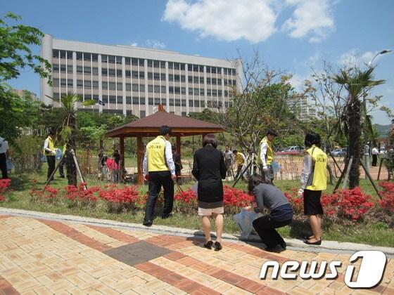 본문 이미지 - 4일 광주지법 순천지원 판사들이 법전을 잠시 덮고 쓰레기 줍기 봉사활동을 벌이고 있다.© News1 장봉현 기자 