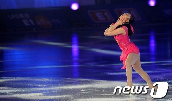 본문 이미지 - 4일 오후 서울 송파구 올림픽공원 체조경기장에서 열린 '김연아 아이스쇼-E1 올댓스케이트 스프링 2012'에서 곽민정 선수가 멋진 연기를 펼치고 있다. 2012.5.4/뉴스1 © News1 박세연 기자