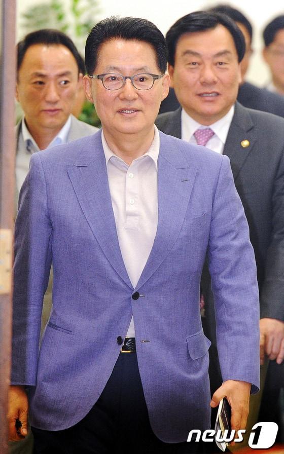 본문 이미지 - 민주통합당 원내대표로 선출된 박지원 비상대책위원장과 원내수석부대표로 임명된 박기춘 의원이 6일 오전 국회에서 열린 기자간담회에 참석하고 있다.2012.5.6/뉴스1 © News1 이광호 기자