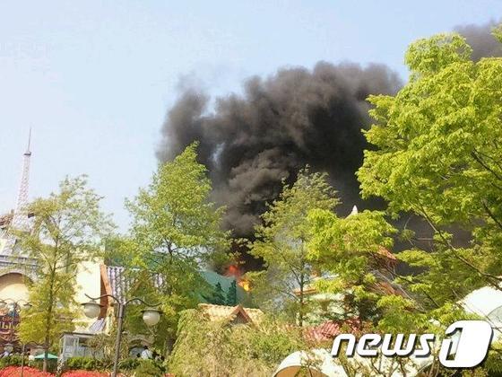 본문 이미지 - 6일 오후 2시30분께 경기 용인 에버랜드 놀이시설 지구마을에서 화재가 발생해 검은연기가 치솟고 있다. 에버랜드 관계자는 
