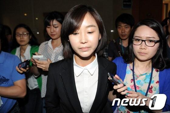 본문 이미지 - 통합진보당 김재연 비례대표 당선자가 6일 오후 국회 정론관에서 사퇴거부 의사를 밝히는 기자회견을 마친뒤 취재진의 질문을 받고 있다. 이날 김 당선자는 기자회견에서 “문제투성이 진상조사보고서를 근거로 청년비례 사퇴를 권고한 전국운영위원회 결정은 철회돼야 한다”고 말했다.2012.5.6/뉴스1 © News1 이광호 기자