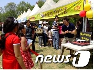 본문 이미지 - 5일 인천시 영어축제에 참가한 한 초등학생이  원어민 선생님과 영어 스피드 퀴즈를 풀고 있다. © News1