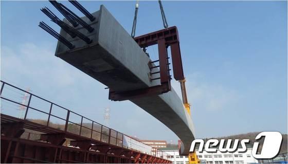 본문 이미지 - 극동건설 등이 최근 개발한 콘크리트 거더(보). (제공=극동건설) © News1  