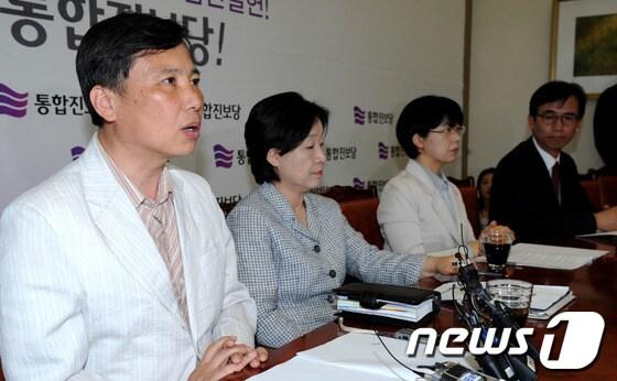 본문 이미지 - 통합진보당 비례대표 부정선거가 밝혀지며 당권파와 비당권파 간의으로 대립으로 당의 존립마저 위태로운 가운데 7일 오전 서울 여의도 국회 의정지원단에서 열린 대표단회의에서 조준호 공동대표가 