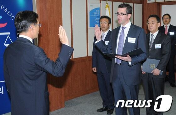 본문 이미지 - 7일 법무부에서 열린 '외국법자문사 자격승인 정식심사 신청 접수식'에서 외국 변호사들이 선서를 하고 있다. 2012.5.7/뉴스1 © News1 송원영 기자