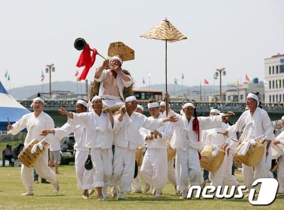 본문 이미지 - 제55회 밀양아리랑대축제에서 무형문화재 밀양백중놀이가 시연되고 있다..(밀양시 제공)© News1 
