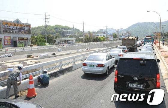본문 이미지 - 여수세계박람회 개막을 5일 앞둔 7일 엑스포 행사장으로 진입하는 여수석창 교차로는 여전히 공사가 진행중이다. © News1 김태성 기자 