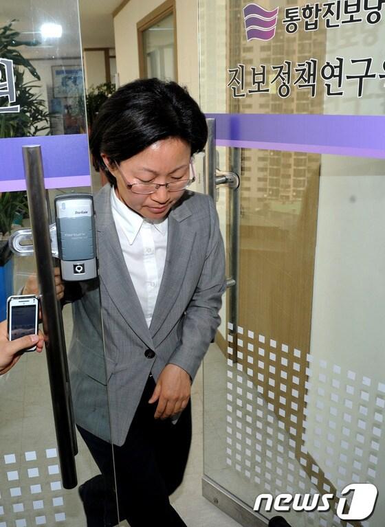 본문 이미지 - 통합진보당 비례대표 부정선거 의혹을 둘러싸고 당내 내홍이 격화되고 있는 가운데 7일 오후 서울 영등포 대방동 당사에서 열린 대표단-당선자 간담회 중 김미희 당선자가 회의장 밖으로 나오고 있다.  © News1 박정호 기자