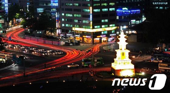 본문 이미지 - 불기 2556년 부처님오신날을 앞둔 7일 저녁 서울시청 앞 서울광장에서 부처님오신날 봉축 장엄등 점등식이 봉행되고 있다. 오는 28일까지 서울광장을 환하게 밝힐 봉축등은 국보 제35호 화엄사 사사자삼층석탑을 원형으로 삼아 제작됐다. 올해 부처님오신날의 표어는 '마음에 평화를, 세상에 행복을'이다. 2012.5.7/뉴스1 © News1   오대일 기자