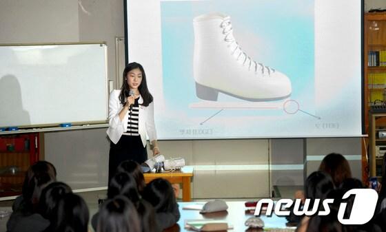 본문 이미지 - 피겨여왕 김연아가 지난 5월8일 오전 서울 강남 역삼동 진선여고에서 교직과정 이수를 위해 교생실습을 하고 있다. ©News1 이명근 기자