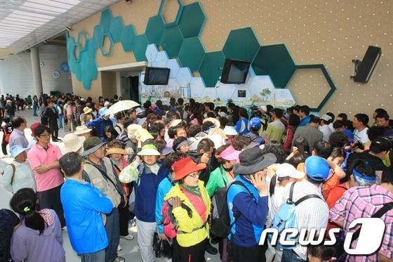 본문 이미지 - 여수 엑스포 개막일이 다가오면서 숙박난이 우려된다. 사진은 지난 5일 열린 3차 예행연습 모습.© News1 