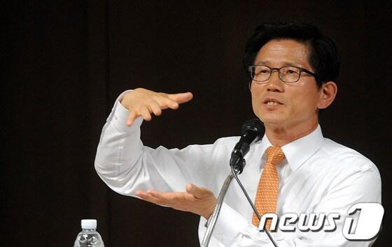 본문 이미지 - 대선 출마를 선언한 김문수 경기도지사가 8일 저녁 서울 성북구 안암동 고려대학교 정경관에서 '함께 갑시다! 대한민국'이라는 주제로 최고위정책과정 특별강연을 하고 있다. 2012.5.8/뉴스1 © News1   박지혜 기자