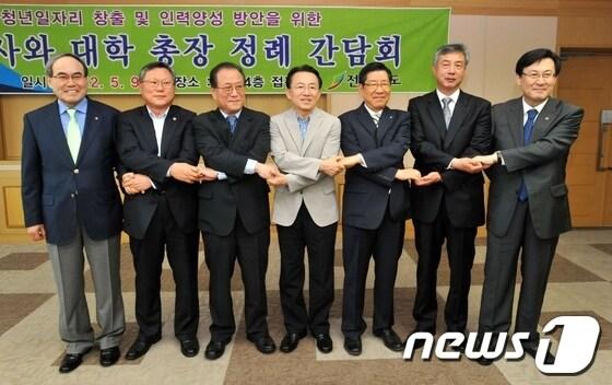 본문 이미지 - 김완주 전북지사와 전북 지역 대학 총장들이 9일 오전 11시 도청 의전실에서 열린 간담회에서 청년 일자리 창출 방안을 논의한 뒤 손을 맞잡고 있다./사진제공=전북도 © News1  