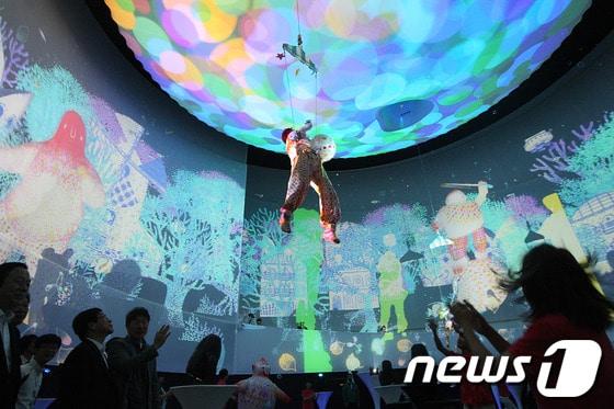 본문 이미지 - 여수 박람회장 포스코관에서 관계자들이 공간 예술 퍼포먼스를 벌이고 있다. © News1 머니투데이 홍봉진 기자