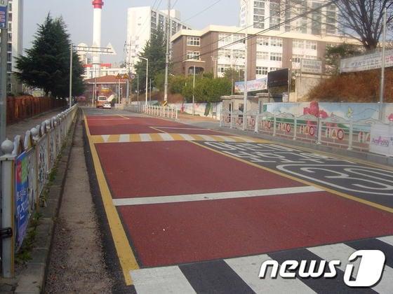 본문 이미지 - 어린이 보호구역 내 교통안전시설물. /뉴스1© News1  