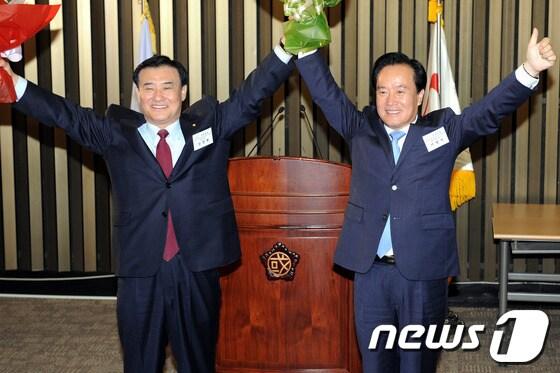 본문 이미지 - 1일 오후 국회에서 열린 국회의장 및 부의장 후보자 선출을 위한 새누리당 의원총회에서 국회의장 후보와 부의장 후보로 선출된 강창희(왼쪽),이병석 의원이 손을 맞잡아 들어보이며 인사하고 있다.2012.6.1/뉴스1 © News1 이광호 기자