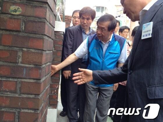 본문 이미지 - 1일 수해안전 현장점검을 위해 양천구 신월동을 찾은 박원순 시장이 지난해 수해를 입은 주택을 살펴보고 있다. © News1 박태정기자