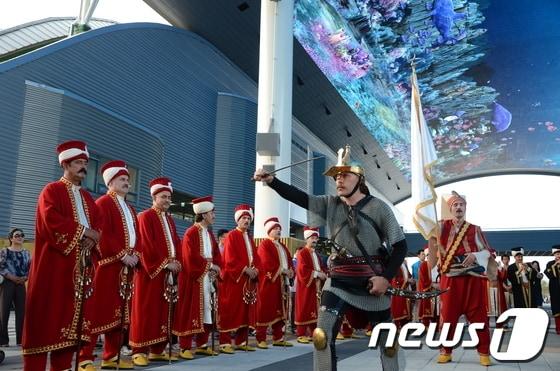 본문 이미지 - 군악대 사열 장면/© News1 김상렬기자 