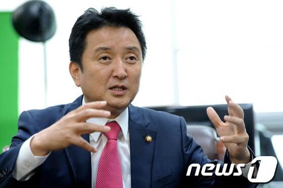 본문 이미지 - 민주통합당 김영환 의원이 11일 오전 서울 여의도 국회 의원회관 사무실에서 전당대회 모바일 경선과 관련한 기자회견을 하고 있다. 김 의원은 