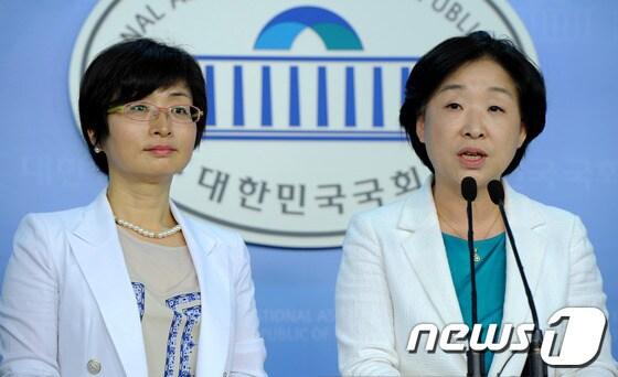본문 이미지 - 심상정 통합진보당 의원(오른쪽)과 은수미 민주통합당 의원이 12일 국회에서 '쌍용자동차 문제해결을 위한 국회의원 모임' 구성 제안 회견을 하고 있다. 2012.6.12/뉴스1 © News1 박정호 기자