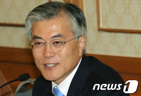 본문 이미지 - 12일 서울 여의도 국회의사당에서 열린 민주통합당 정치개혁모임(회장 이석현) 초청 간담회에서 문재인 상임고문이 모두발언하고 있다. 문 상임고문은 