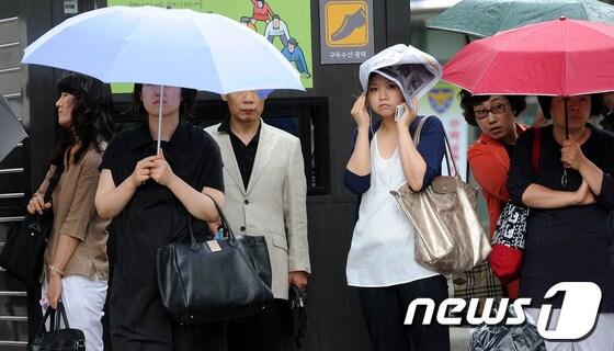 본문 이미지 - 기상청은 18일 전국이 차차 흐려져 밤에 제주도와 서해안을 시작으로 전국적으로 비가 오겠다고 예보했다. © News1 박지혜 기자