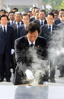 본문 이미지 - 우상호 더불어민주당 원내대표가 지난 2012년 민주통합당 최고위원 당시 광주 5.18 민주묘지에서 참배를 하고 있는 모습. 2012.6.13 /뉴스1