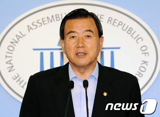 본문 이미지 - 새누리당 홍문표의원이 13일 서울 여의도 국회의사당 정론관에서 기자회견을 열고 FTA무역이득을 농업인에게 지원하는 FTA지원법 개정안 발의 내용을 설명하고 있다.2012.6.13/뉴스1 © News1 이종덕 기자