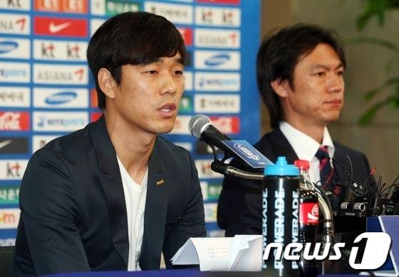 본문 이미지 - 최근 병역논란에 휩싸인 축구선수 박주영이 홍명보 감독과 함께 13일 오전 서울 종로구 축구회관에서 열린 기자회견에서 취재진의 질의에 답하고 있다. © News1 이동훈 기자
