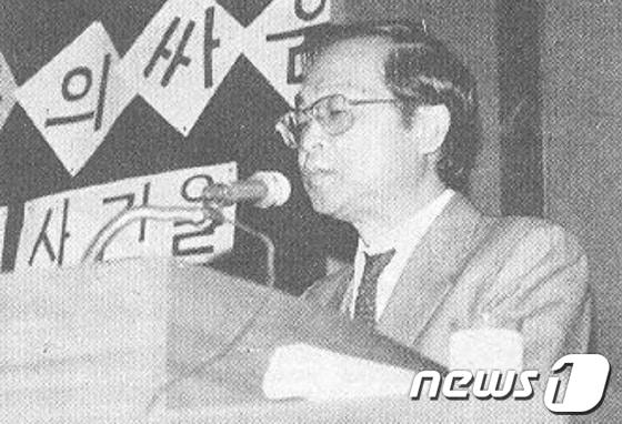 본문 이미지 - 한국공해문제연구소가 발간한 '공해연구 1986년 겨울호'에 실린 하라다 마사즈미 박사의 생전 활동 모습. (울산환경운동연합 제공) © News1 