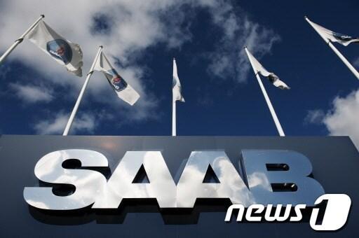 본문 이미지 - 스웨덴 남서부 트롤해탄에 위치한 사브 생산공장 앞 기업로고 © AFP=News1 