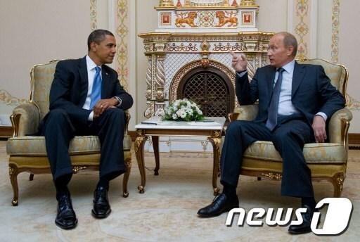 본문 이미지 - 지난 2009년 7월 러시아 모스크바 인근 푸틴 자택에서 만난 버락 오바마 미국 대통령과 블라디미르 푸틴 당시 러시아 총리. 양국 정상은 이 만남 이후 처음으로 다음주 멕시코 G-20 정상회의에서 대면하게 된다. © AFP=News1 