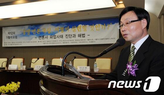 본문 이미지 - 김태식 한국가톨릭언론인협의회 회장이 지난해 6월 14일 서울 중구 태평로 프레스센터에서 열린 '공영 언론 독립, 어떻게 실현할 것인가?-제12회 가톨릭포럼'에서 인사말을 하고 있다. 가톨릭언론인협의회 관계자는 