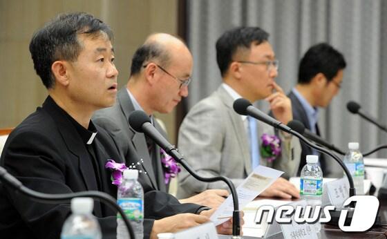 본문 이미지 - 박정우 가톨릭대학교 신부가 지난해 6월  서울 중구 태평로 프레스센터에서 열린 '제12회 가톨릭포럼'에 참석해 공영언론독립 어떻게 실현할 것인가에 대해 발제하고 있다. 가톨릭언론인협의회 관계자는 