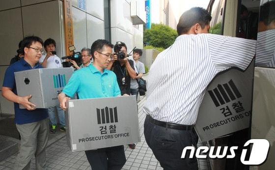 본문 이미지 - 지난 14일 광주지검 순천지청이 수사관들이 서울 여의도에 있는 이석기 통합진보당 의원이 대표로 있던 CN커뮤니케이션(구 CNP전략그룹) 에서 압수물을 차량에 싣고 있다. 2012.6.14/뉴스1 © News1 송원영 기자