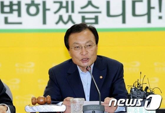 본문 이미지 - 민주통합당 이해찬 대표가 15일 오전 서울 영등포 당사에서 열린 확대간부회의에서 모두 발언을 하고 있다. 2012.6.15/뉴스1 © News1 오대일 기자