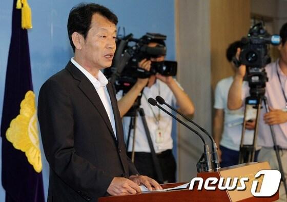 본문 이미지 - 강병기 전 경상남도 정무부지사가 15일 오전 서울 여의도 국회의사당 정론관에서 가진 당 대표 경선 출마 기자회견에서 출마의 변을 밝히고 있다. 2012.6.15/뉴스1 © News1 오대일 기자