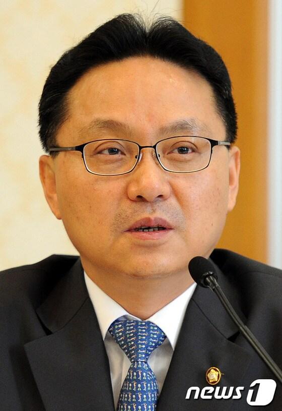 본문 이미지 - 탈북자 출신의 새누리당 조명철 의원이 15일 오전 국회 귀빈식당에서 열린 탈북단체장 초청 간담회에 참석해 인사말을 하고 있다.2012.6.15/뉴스1 © News1   이광호 기자