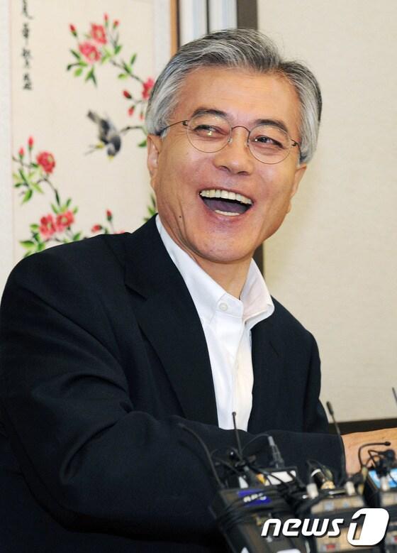 본문 이미지 - 대통령 선거 출마선언을 이틀 앞둔 문재인 민주통합당 상임고문이 15일 서울 여의도의 한 중식당에서 가진 대선출마 관련 기자간담회에서 함박웃음을 짓고 있다. 문 상임고문은 이 자리에서 