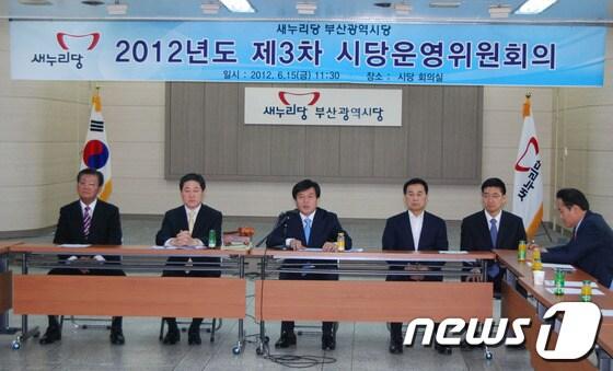 본문 이미지 - 새누리당 부산시당 새 위원장으로 선출된 친박 재선 이진복 국회의원(가운데)이 수락연설을 하고 있다.© News1 남경문 기자 