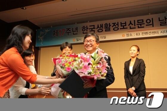 본문 이미지 - 조덕선 사랑방신문 회장이 한국생활정보신문의 날 기념식에서 대통령표창을 받고 있다./사진제공=사랑방신문© News1 