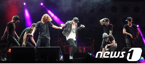 본문 이미지 - 월드스타 비의 팝 페스티벌 개막 무대 공연 모습./사진제공=엑스포조직위 News1 © News1 김상렬 기자