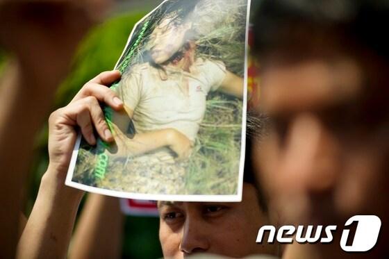 본문 이미지 - 미얀마 라카인 연합 한국지부 회원들이 17일 오후 서울 용산구 미얀마대사관 앞에서 로힝야족 폭동 사태의 해결을 촉구하는 기자회견을 갖고 있다. 2012.6.17/뉴스1 © News1 이명근 기자