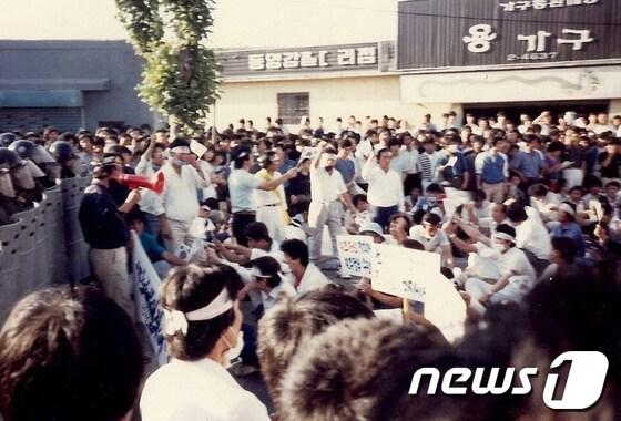 본문 이미지 - 1987년 6ㆍ10항쟁 당시 울산 중구 성남동에서 '호헌철폐와 독재타도'를 외치는시위대와 그들을 막으려는전경들이 대치한 채 신경전을 벌이고 있다. /사진제공=한수호 비전울산포럼 부회장 © News1 