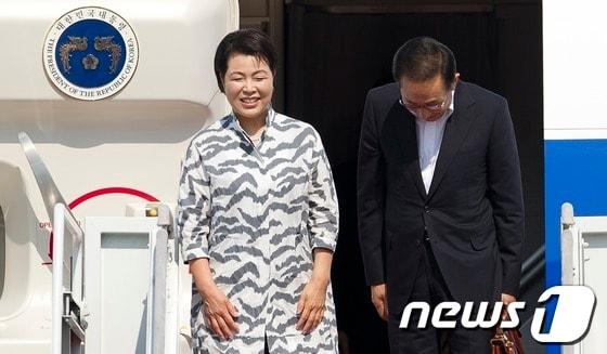 본문 이미지 - 이명박 대통령과 김윤옥 여사가 17일 오후 멕시코에서 열리는 G20 정상회의에 참석하기 위해 성남 서울공항을 통해 출국하며 환송객들에게 인사를 하고 있다. 이 대통령은 내일부터 이틀 동안 멕시코 로스카보스에서 열리는 G20 정상회에서 유로존 위기의 단기 극복방안과 구조적인 개혁방안을 제시할 계획이다. 2012.6.17/뉴스1 © News1 이명근 기자