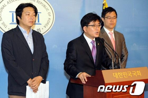 본문 이미지 -                            통합진보당 새로나기특위 박원석 위원장이 18일 국회 정론관에서 기자회견을 갖고 당 혁신과제 보고서를 발표하고 있다.2012.6.18/뉴스1 © News1 이광호 기자