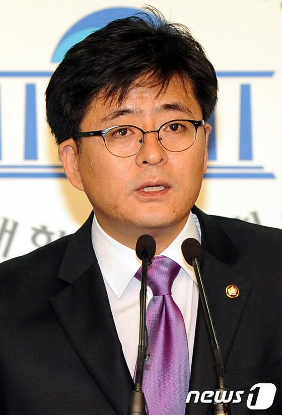 본문 이미지 - 통합진보당 새로나기특위 박원석 위원장이 18일 오전 국회 정론관에서 기자회견을 갖고 국민의례 존중 등의 내용을 담은 당 혁신과제 보고서를 발표하고 있다.2012.6.18/뉴스1 © News1 이광호 기자